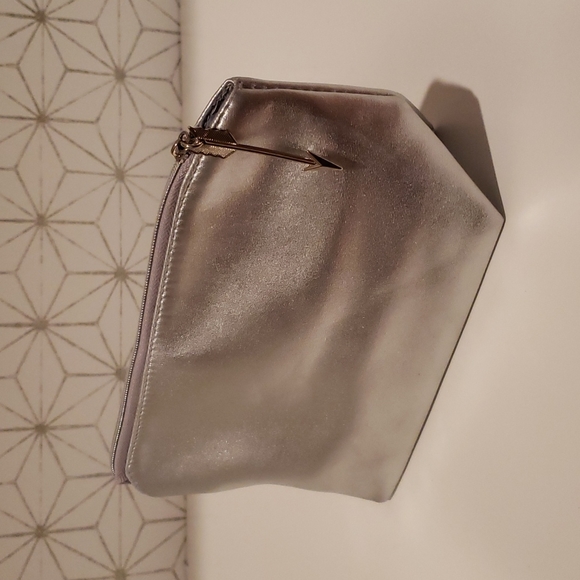 Silver makeup pouch - Picture 1 of 4